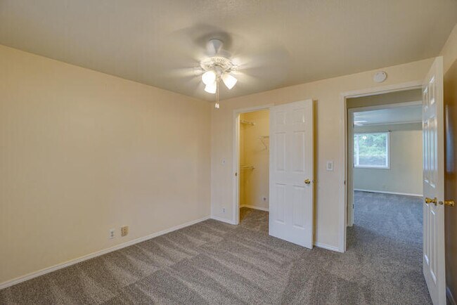 Building Photo - LARGE THREE BEDROOM HOME WITH RV /BOAT PAR...