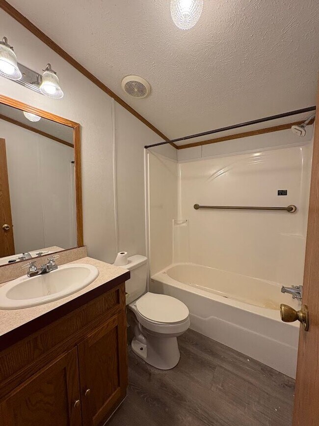 Building Photo - Three bedroom two bathroom home for rent