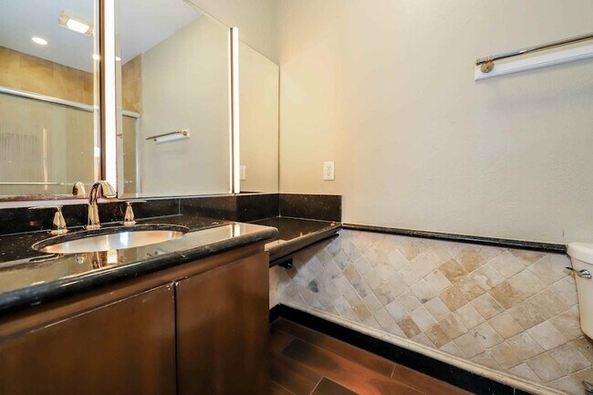 Building Photo - 2445 Monarch Dr