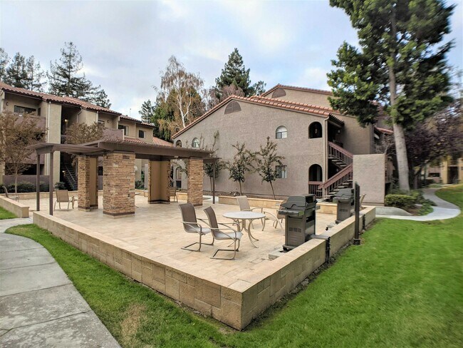 Building Photo - 2250 Monroe St