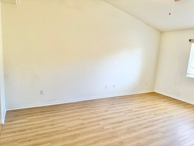 Building Photo - Huge 3 bed 2 bath Home In Storey Park Neig...