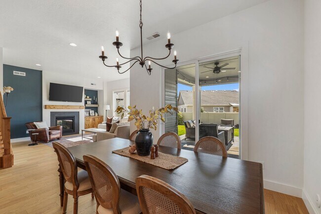 Building Photo - Beautiful 4 bed 2.5 bath home