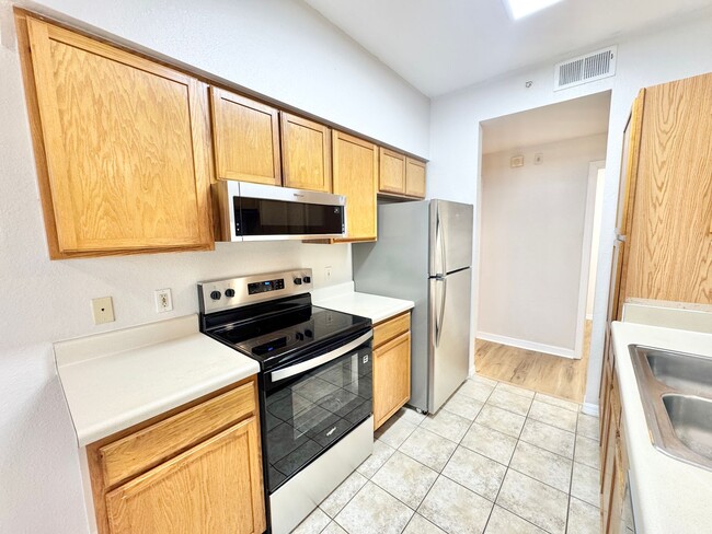 Building Photo - ** FAIRWAY PRESERVE ** 2 BED / 2 BATH COND...