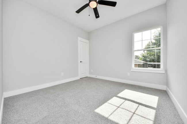 Building Photo - 1307 Laskey St