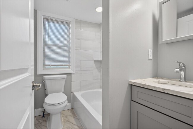 Building Photo - 39 Carroll St