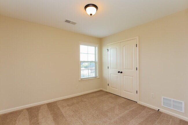 Building Photo - 3167 Pinetree Loop N