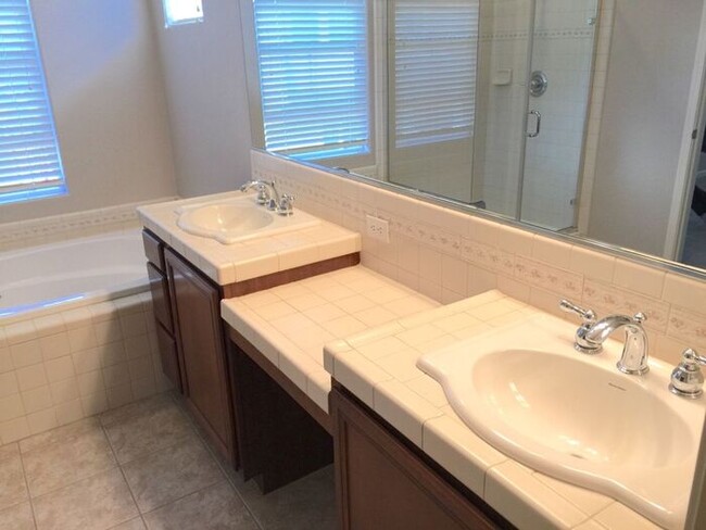 Building Photo - Somersett Reno Home - Walking Trails and t...