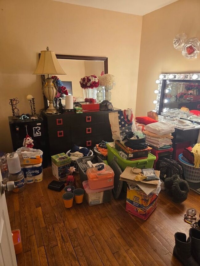 Building Photo - 5BR/1.5BA Row Home with Backyard and Laund...
