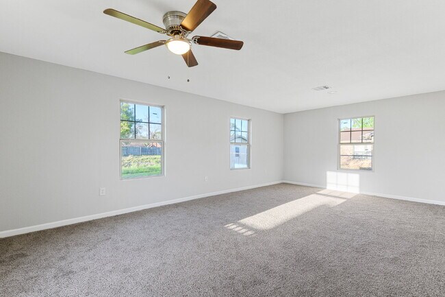 Building Photo - 986 Dewalt St