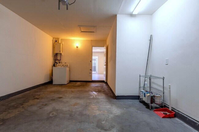 Building Photo - 6522 Maywood Ln