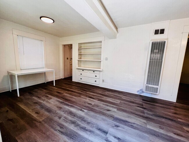 Building Photo - Spacious Cute one bedroom a block from the beach