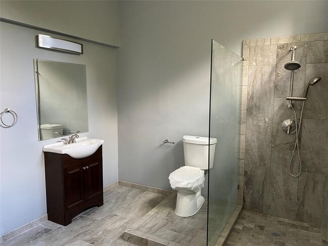 Building Photo - 31 Heathrow Ln