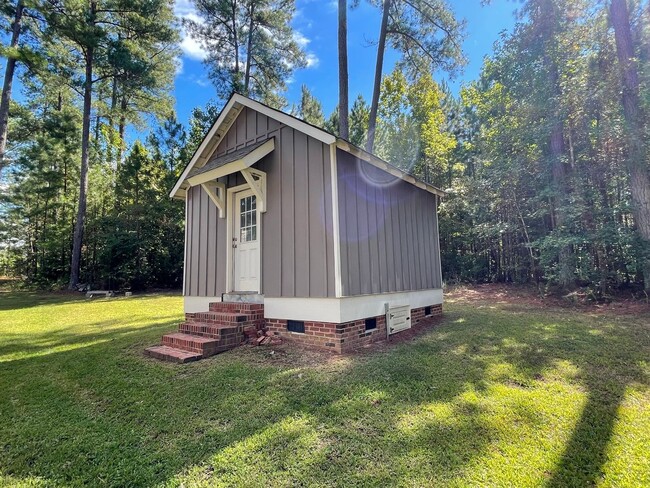 Building Photo - Fully Furnished Historic Home with Water A...