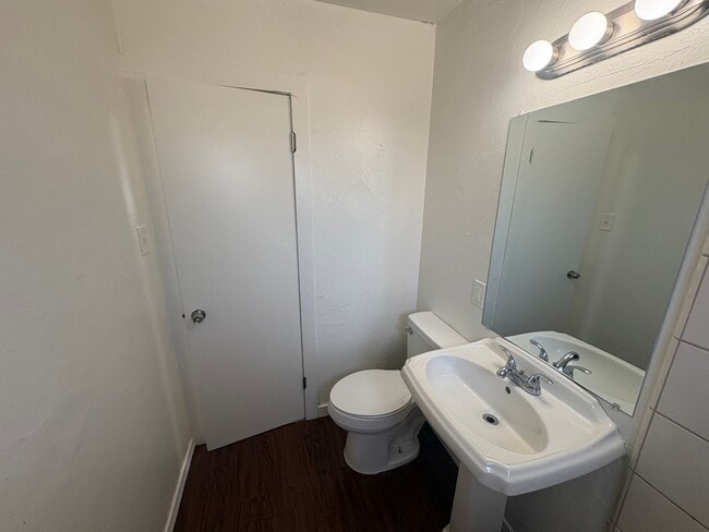 Building Photo - 3 Bedroom 1 Bath S Visalia available now