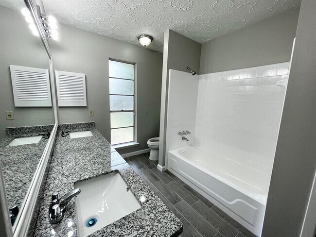 Building Photo - 10310 Oak Acres Dr