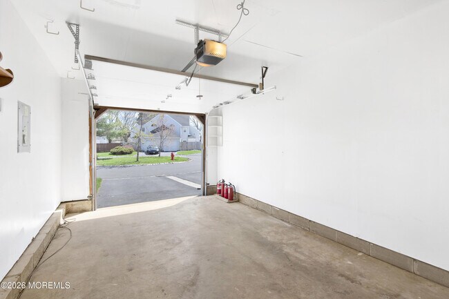 Building Photo - 6 Stowe Ct