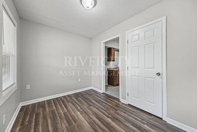 Building Photo - Big 4 bedroom, 1-Bathroom Home In Frayser!...