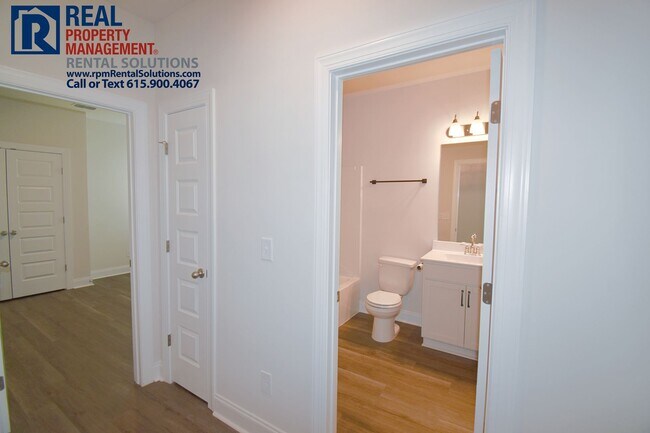 Building Photo - Gorgeous 4 bd home with attached garage! Neighborhood Pool!