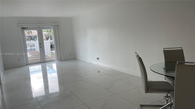 Building Photo - 840 Pine Dr