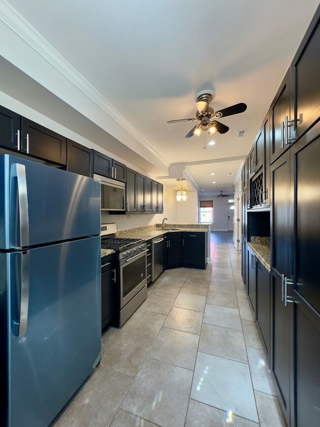 Building Photo - Beautiful 3Bed/2.5Bath Home in the City