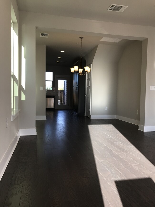 Building Photo - BEAUTIFUL TOWNHOUSE IN CRESTVIEW