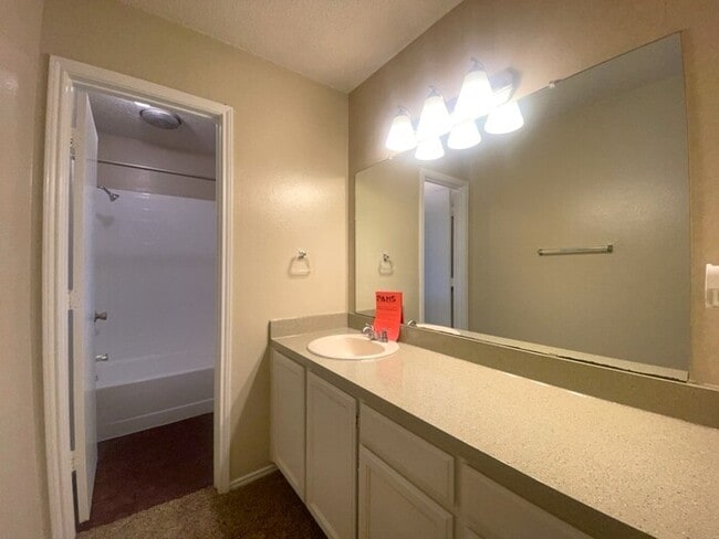 Building Photo - Duplex 2/2 with 2 car garage pre-leasing i...