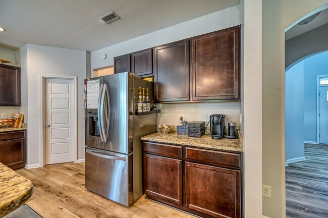 Building Photo - 412 Ponzer Ct N