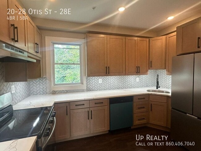 Primary Photo - 20-28 Otis St-28E