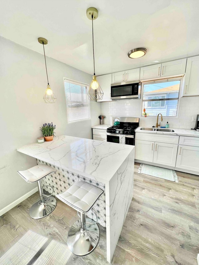 Primary Photo - Fully Furnished 2BR Home with Huge Yard & ...