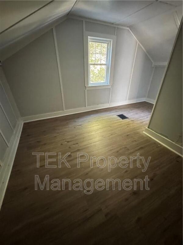 Building Photo - 9 Straub St