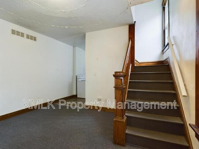 Building Photo - 695 Kling St