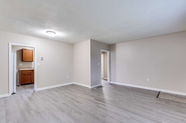 Building Photo - "Charming 2-Bedroom Duplex with Full Bath in Wichita – Cozy 672 Sq Ft Gem at 4910 E Gilbert!"