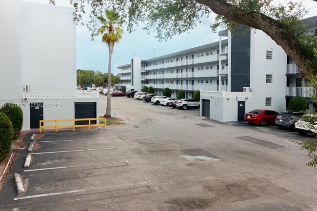 Building Photo - 447 NE 195th St