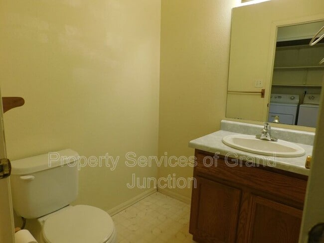 Building Photo - 393 Sunnyside Cir