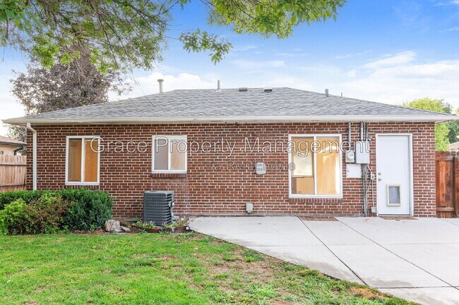 Building Photo - 3075 N Dahlia St