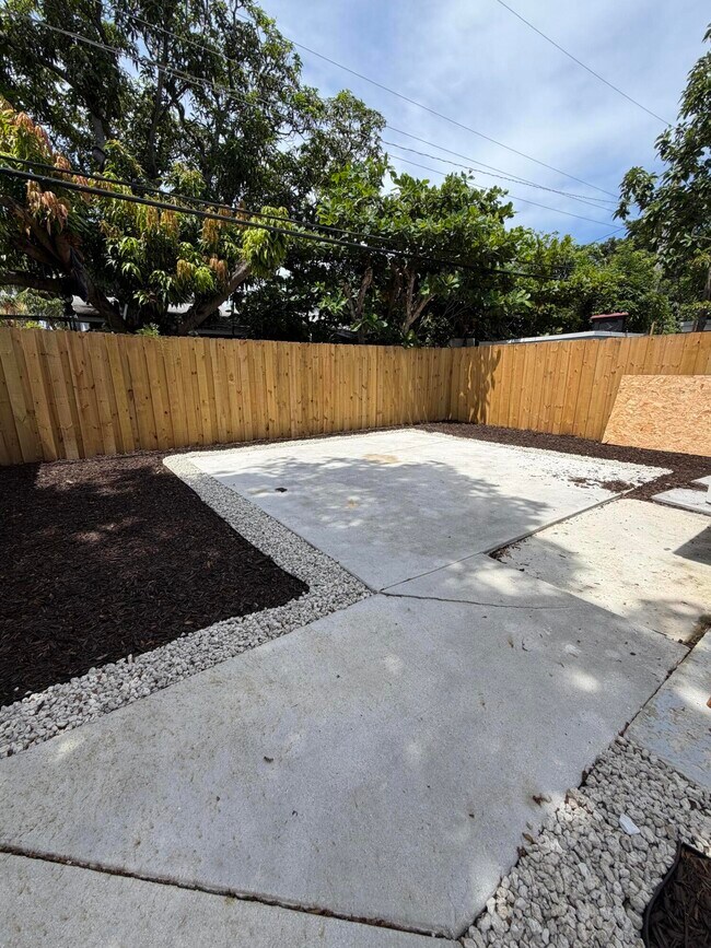 Building Photo - 411B NE 57th Ct