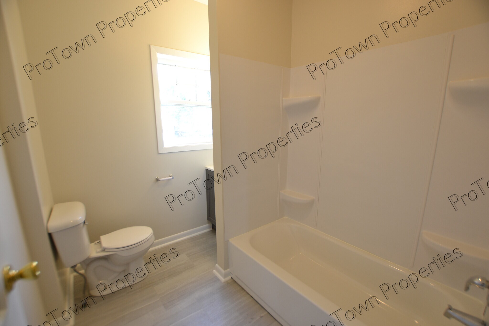 Building Photo - 208 N Hickory St