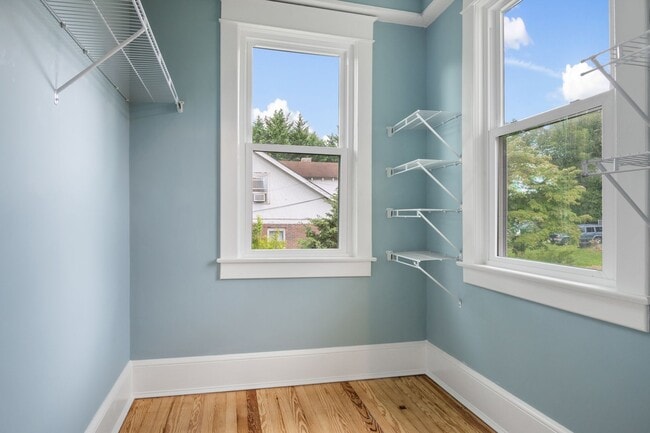 Building Photo - 4 to 5 bed / 2 Bath Just remodeled