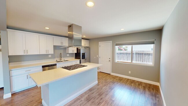 Building Photo - 3 Bed Home | Large Backyard