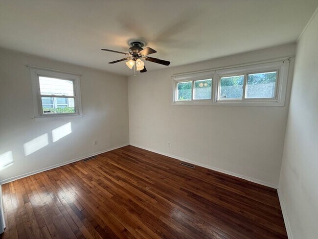 Building Photo - Cozy Home with Character