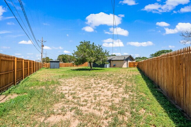 Building Photo - Charming 3/2/1 with Large Backyard