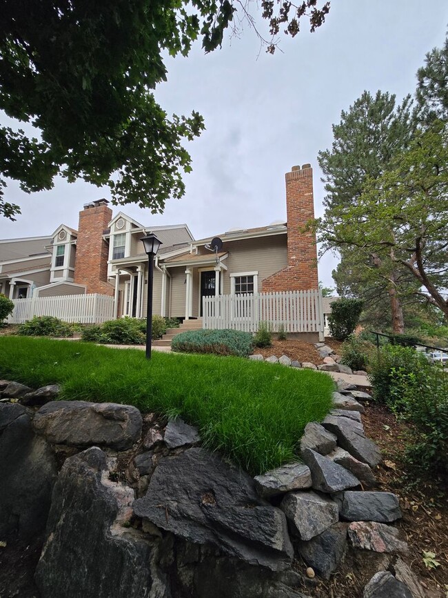 Building Photo - Stunning Townhome with Prime Location and ...