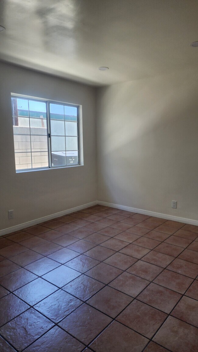 Building Photo - 5024 Santa Ana St
