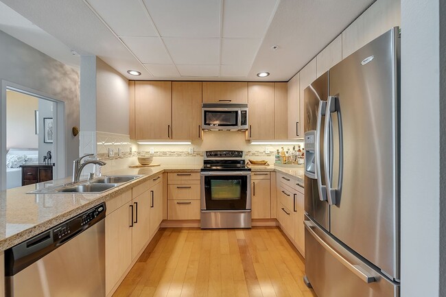 Building Photo - Top Floor 2 Bedroom Flat for Rent at Plant...