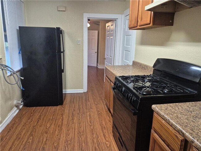 Building Photo - 1526 Spain St