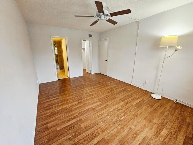 Building Photo - 501 Blue Heron Dr