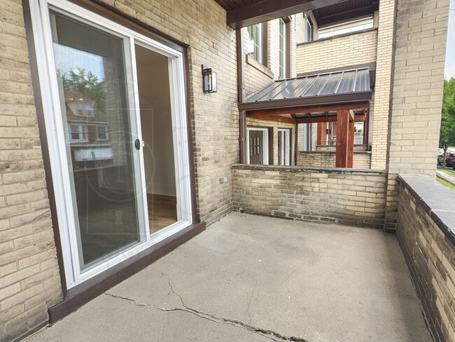 Building Photo - Avail Sept 1: 2BR Apt in Beechview, South Hills.  BEAUTIFUL design, Laminate Floors, AC, Pets OK,...
