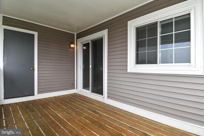 Building Photo - 4056 Grays Pointe Ct