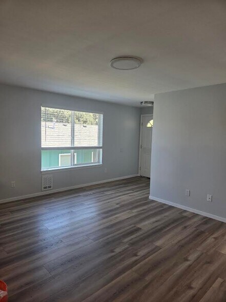 Building Photo - 432 NE Seward Ave
