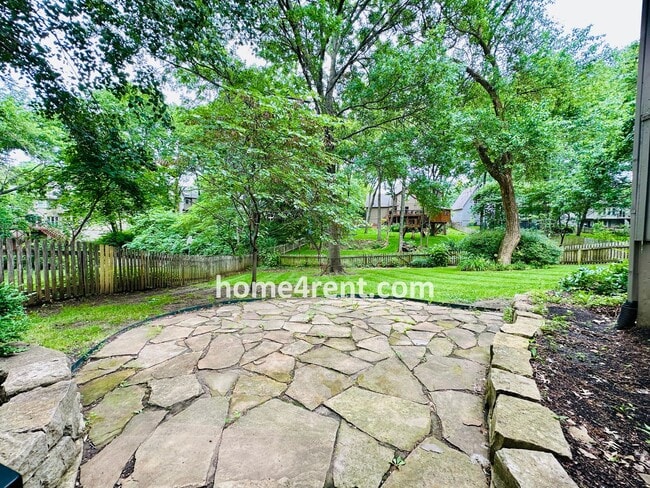 Building Photo - Blue Valley Schools, Granite Counters, Fin...